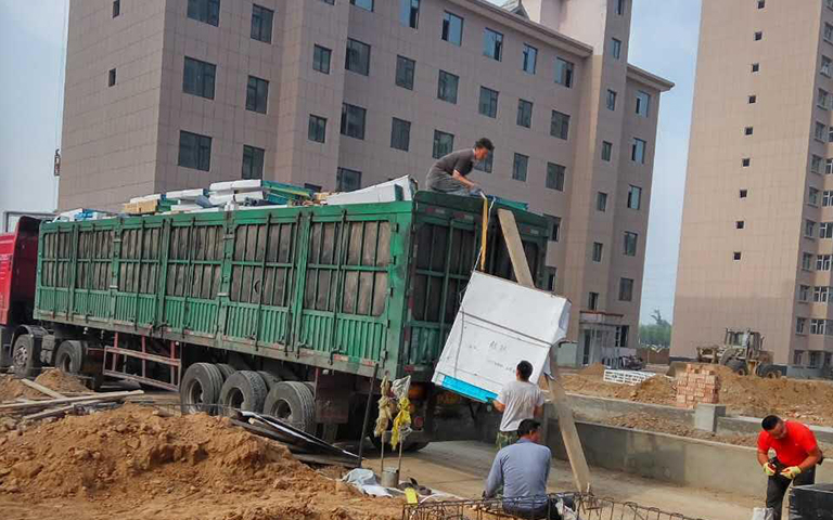 忻州市中海建嘉苑二區(qū)項(xiàng)目部工地防火門卸車作業(yè)圖片 忻州市中海建嘉苑二區(qū)項(xiàng)目部工地防火門卸車作業(yè)圖片