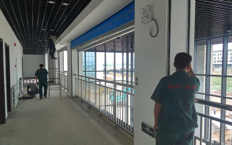 8月25日師范學(xué)院防火卷簾調(diào)試作業(yè)動(dòng)態(tài)圖 8月25日師范學(xué)院防火卷簾調(diào)試作業(yè)動(dòng)態(tài)圖