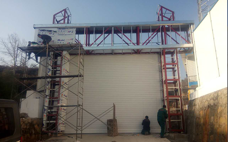 11月4日陽泉市舊街鄉(xiāng)陽窯村保安煤礦瓦斯電廠安裝卷簾門 11月4日陽泉市舊街鄉(xiāng)陽窯村保安煤礦瓦斯電廠安裝卷簾門