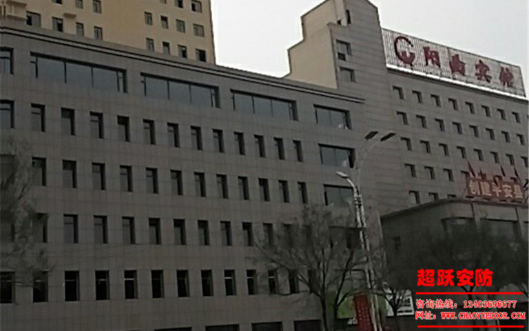 2017年11月9日陽(yáng)曲縣萬(wàn)辰小區(qū)安裝防火門(mén)施工作業(yè)圖片