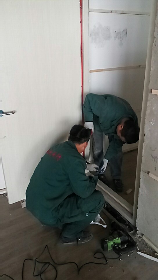 2017年11月16日太原市動(dòng)物園停車(chē)場(chǎng)防火門(mén)整改施工現(xiàn)場(chǎng)