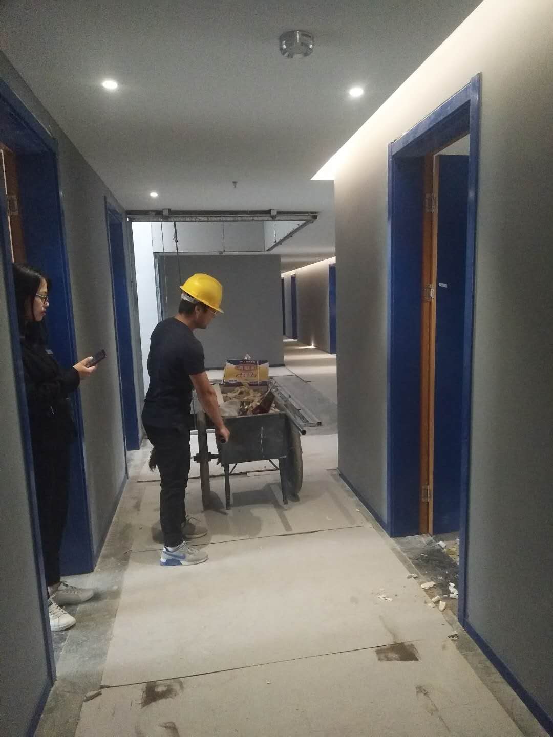 2018年5月6日工師傅們?cè)趯?shí)施***后一道工序打膠并打掃衛(wèi)生。