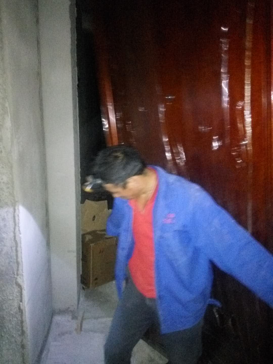 2018年5月8日晚上8點(diǎn)我們勤勞的工人師傅門(mén)還在加班干活