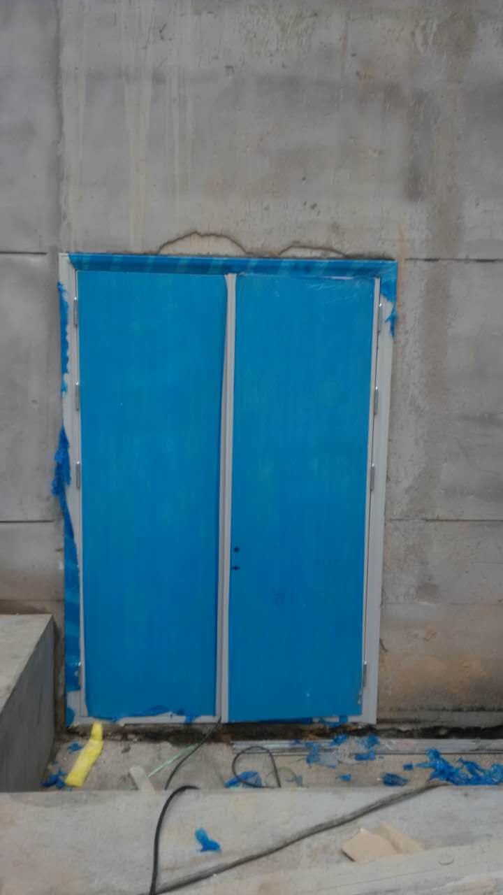 2018年8月11日呂梁工地晚上加班安裝配電室的防火門(mén) 2018年8月11日呂梁工地晚上加班安裝配電室的防火門(mén)